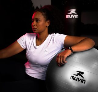 Bola de Pilates 55cm Muvin – Antiestouro – Suporta até 300kg – Com Bomba – Ginástica – Fitness – Pilates – Yoga – Fisioterapia – Flexibilidade – Fortalecimento – Tonificação –– Fácil Limpeza