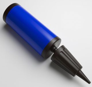 Mini Bola de Pilates, 25cm de Diâmetro, com Bomba de Ar de Dupla Ação, Preto