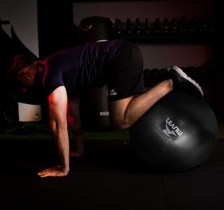 Bola de Pilates 65cm Muvin – Antiestouro – Suporta até 300kg – Com Bomba – Ginástica – Fitness – Pilates – Yoga – Fisioterapia – Flexibilidade – Fortalecimento – Tonificação –– Fácil Limpeza