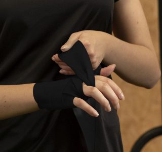 Bandagem Elástica Muvin 3 Metros Com Fechamento em Fecho de Contato e Alça Para Polegar – Atadura de Proteção Para Mãos e Punhos – Faixa de Boxe – Muay Thai – MMA – Artes Marciais – Treino – Unissex