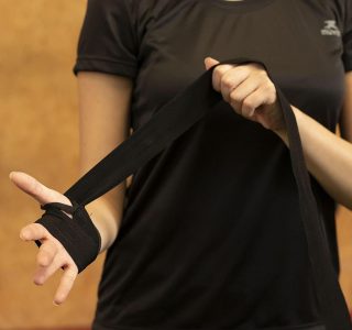 Bandagem Elástica Muvin 3 Metros Com Fechamento em Fecho de Contato e Alça Para Polegar – Atadura de Proteção Para Mãos e Punhos – Faixa de Boxe – Muay Thai – MMA – Artes Marciais – Treino – Unissex