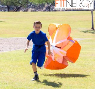 F1TNERGY Corrida resistência paraquedas durável 142.2 cm laranja velocidade Sprint Training Chute – bolsa de transporte grátis – Maximiza e aceleração explosiva futebol futebol agilidade escada