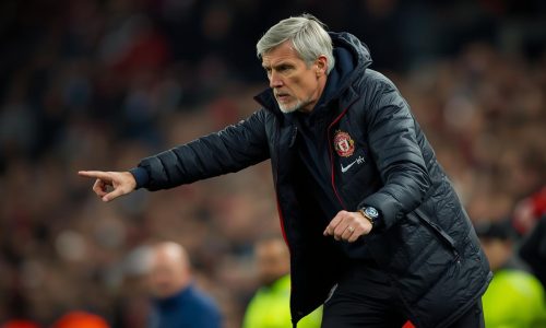 Foto Realista De Treinador De Futebol Soccer Em Atividade Durante Jogo Orientando Ou A Beira Do Gramado. Ambiente Realista